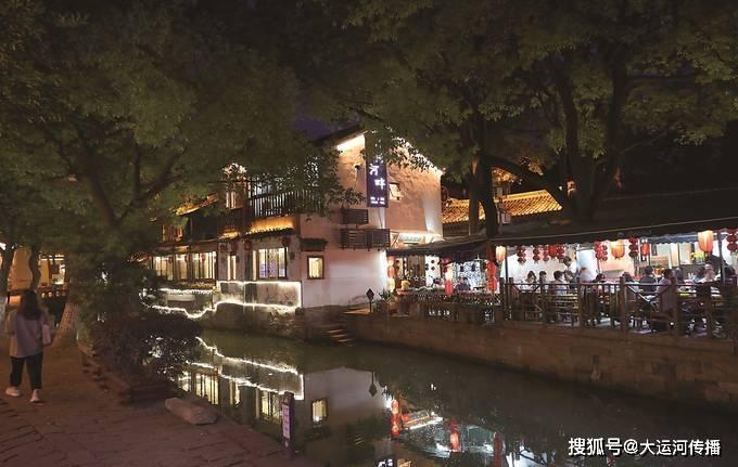 蓝色运动T恤配牛仔短裤，展现成熟的女性魅力，青春时髦两不误，你喜欢吗？游戏画面